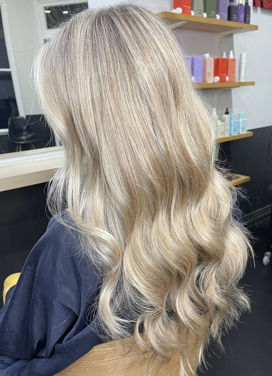 Long golden blonde in soft waves with a seamless root